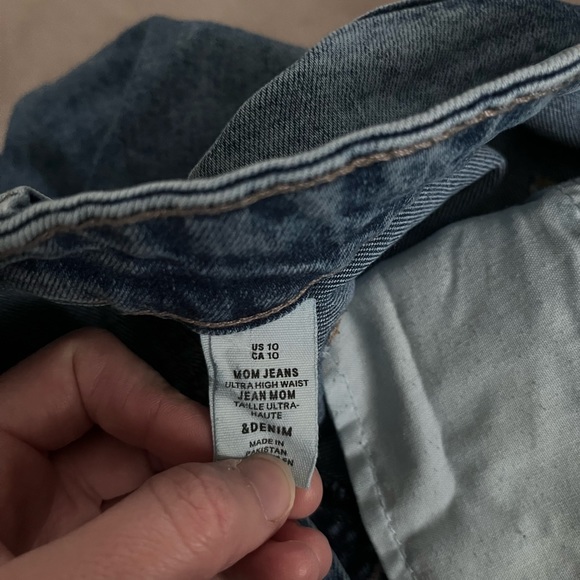 H&M Ultra high rise mom jeans - Picture 2 of 3